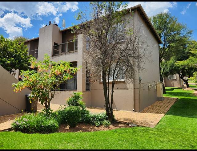 2 BEDROOM APARTMENT FOR SALE IN WILGEHEUWEL